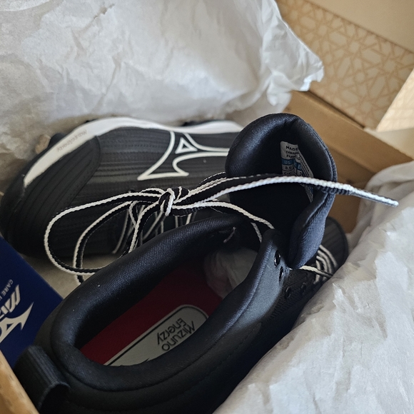 MIZUNO SWEEP 6 MID WOMEN'S METAL SOFTBALL CLEAT Tough and incredibly lightweight - Picture 13 of 16